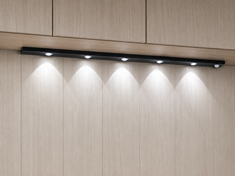 چراغ زیر کابینتی شارژی ۶۰ سانتیمتری سه حالته سنسوردار فتوسل | بدنه مشکی | سه رنگ نور | شارژ Type-C | نصب روکار